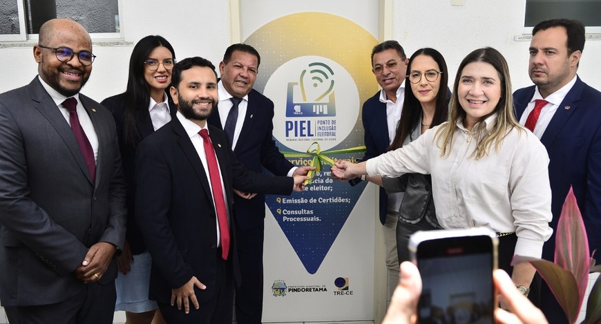 Registro fotográfico feito durante a inauguração do PIEL de Pindoretama. Oito pessoas posam ao l...