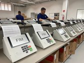 Registro fotográfico feito no Centro de Armazenamento e Manutenção de Urnas (CAMU) do TRE-CE na ...