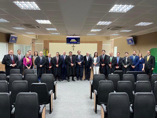 Na foto, feita no Pleno do TRE-CE, 20 pessoas posam para a foto. Ao redor delas, há cadeiras pre...